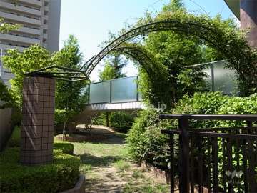 敷地内の庭園の入口