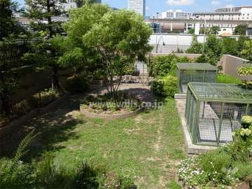 敷地内の庭園。ベンチも設置されています。
