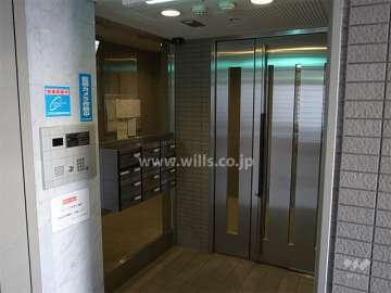 エントランスには宅配ボックスとオートロックが設置されています。