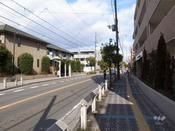 敷地の西側は二車線のバス通りで、すぐ目の前にバス停があります。