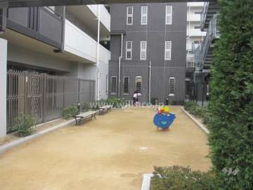隣接して小さな公園があります。