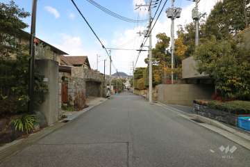 敷地西側の前面道路（南側から）