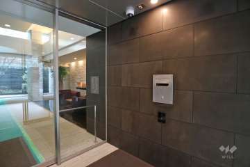 エントランスはオートロック付きです。