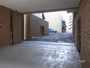 敷地内駐車場出入り口（ロボットゲート付き）