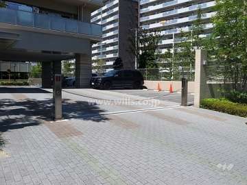 駐車場出入り口（ロボットゲート付き）