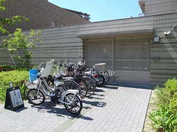 来客用駐輪場と駐輪場入り口