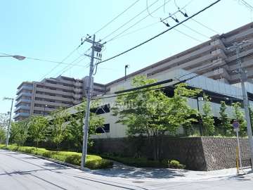 敷地北側（スカイヴィラ側）にある駐車場棟