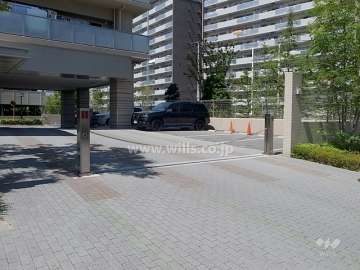 駐車場出入り口（ロボットゲート付き）