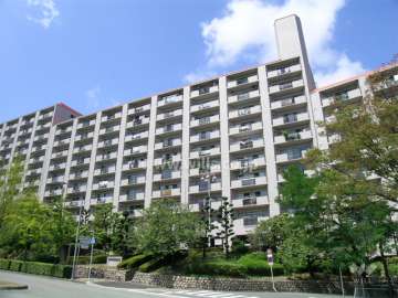 桃山台グランドマンションＤ-2棟の外観（南側から）