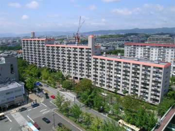 桃山台グランドマンションの全景。Ｄ-2棟は中央にある棟です。