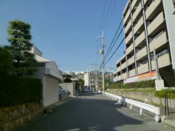 敷地西側の前面道路