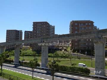 敷地の東側には大阪モノレールが走っています。