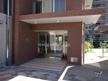 A棟（パークフラッツ）のエントランス