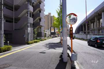 敷地西側の前面道路