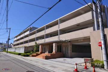 ネバーランド逆瀬川野上の外観（東側より）