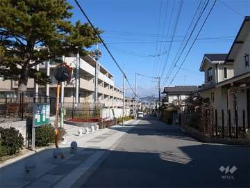 周辺は第一種低層住居専用地域に指定された閑静な住宅地です。