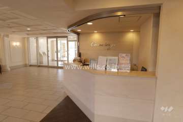 エントランスホールにはコンシェルジュカウンターがあります。