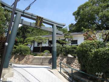 清荒神参道の鳥居と西側のメインエントランスの長屋門