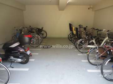 屋内にある駐輪場、バイク置場
