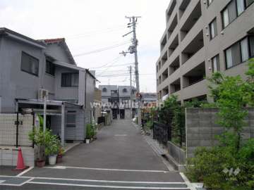 周辺は一戸建てが中心に立ち並ぶ住宅地