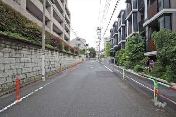 敷地の北側前面道路（東側から）