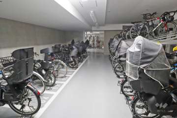 屋内に設けられた駐輪場