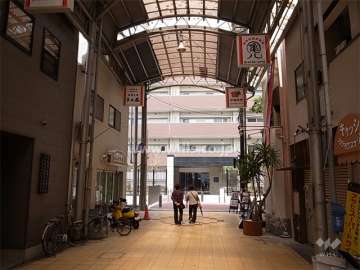 商店街のアーケードを抜けた先にエントランスがあります。