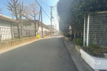 敷地の北側前面道路（西側から）