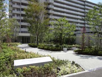 植栽スペースに囲まれたエントランスアプローチ