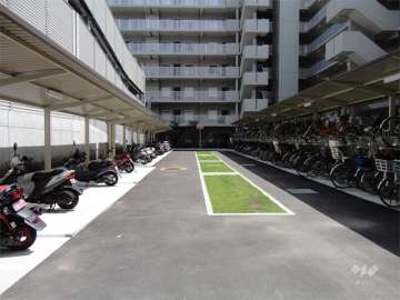 駐輪場とバイク置き場