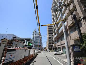 敷地南側の前面道路。敷地は南西角地です。