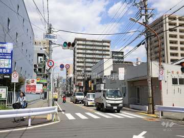 クレアシティ池田呉服町の遠景。敷地西側は二車線のバス通りに面しています。