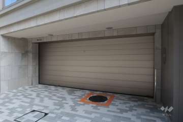 駐車場の出入り口（シャッター付き）-(2)