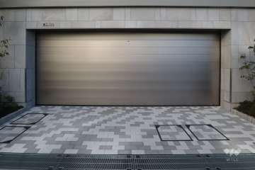 駐車場の出入り口（シャッター付き）
