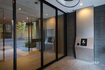 エントランスはオートロック付きです。