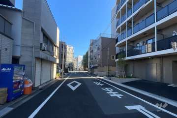敷地の北側前面道路（西側から）