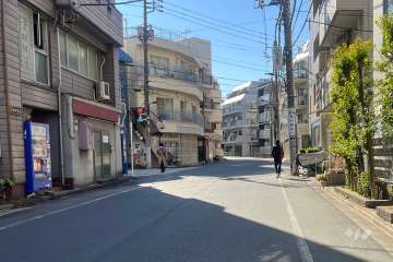 敷地の南側前面道路（東側から）