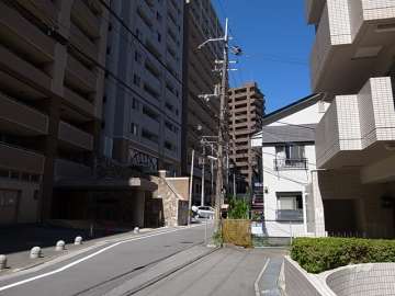 東側の前面道路。周辺はマンションが多く立ち並ぶ静かな住宅地です。