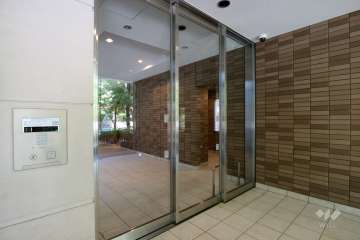 エントランスはオートロック付きです。