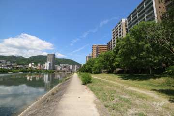 敷地南側には武庫川が流れています。