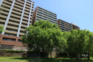 ローレルコート宝塚武庫川町の外観（南西側から）