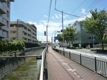 敷地西側には宮川が流れています。