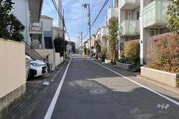 敷地の南側前面道路（東側から）