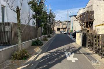 敷地の東側前面道路（南側から）