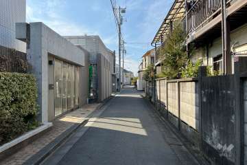 敷地の北側前面道路（東側から）