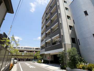 敷地西側の前面道路
