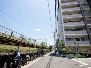 敷地北側の前面道路。道を挟んでJR東海道本線が走っています。
