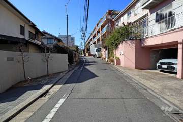 敷地北側の前面道路（東側から）