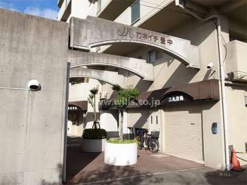 コンクリート製のアーチの付いたエントランスアプローチ