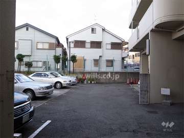 敷地北側の敷地内駐車場（平面式）　南側にもあります。